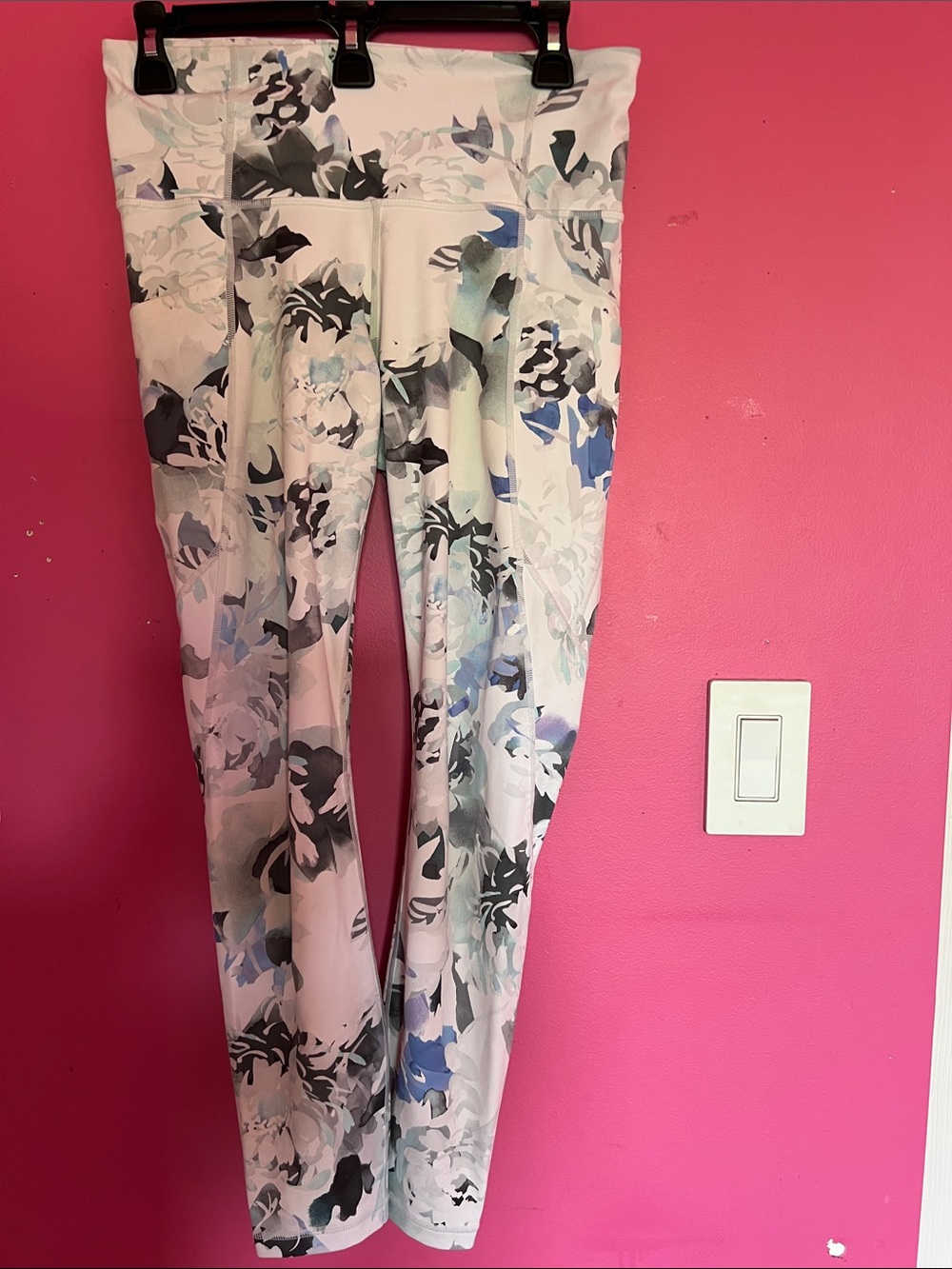 Athleta Floral Salutation Stash PocketsLeggings in White, Blue, Gray Size Small